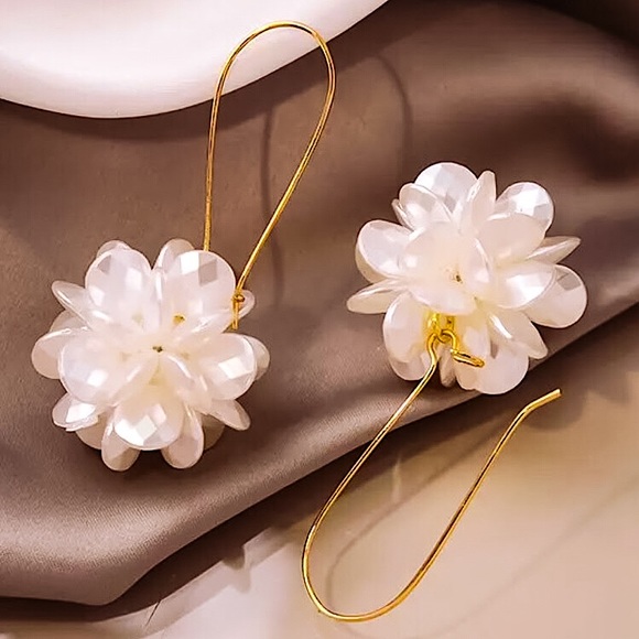 ⚫️𝟲𝟱%𝗢𝗙𝗙|𝗯𝘂𝗻𝗱𝗹𝗲𝘀𝟯+⚫️ ⚜️[𝟯/$𝟭𝟴]⚜️NEW Large White Floral Drop Earrings - Picture 7 of 11